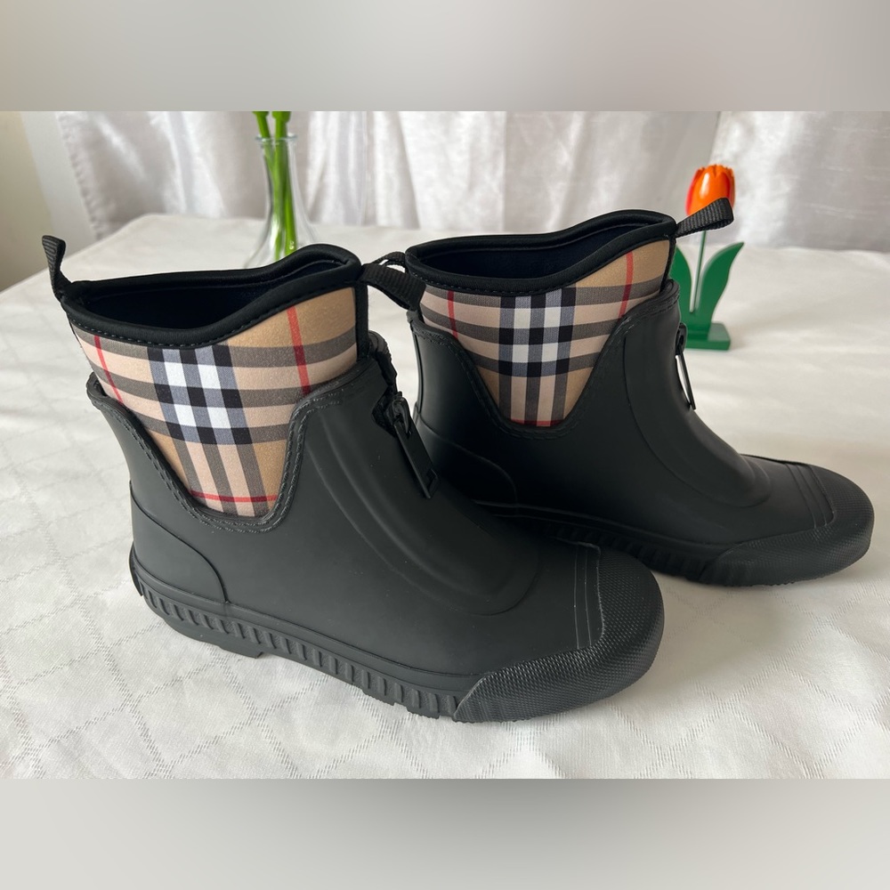 Blueberry rain boots size 6